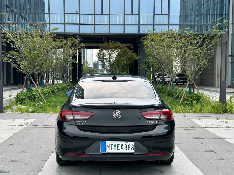 青岛20年别克君威8