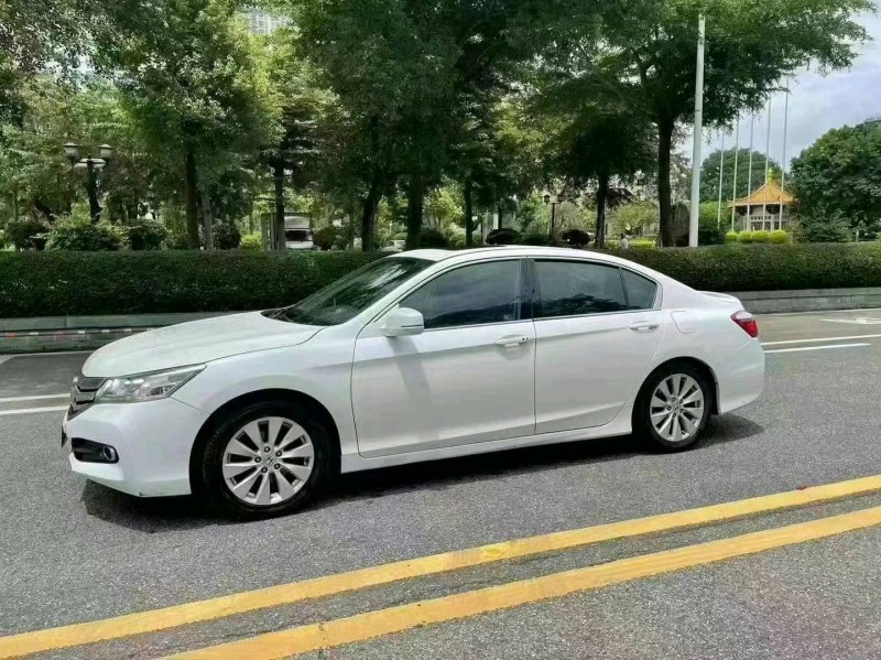 佛山16年本田雅阁8