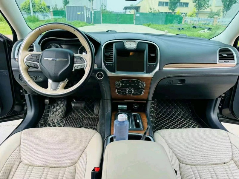 青岛17年克莱斯勒300C4