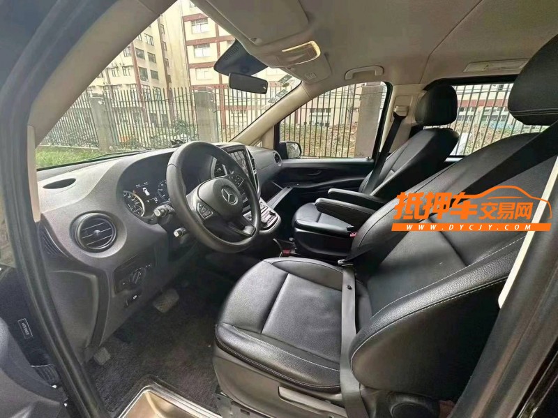 武汉18年奔驰威霆8