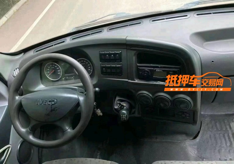 青岛17年依维柯Ouba9