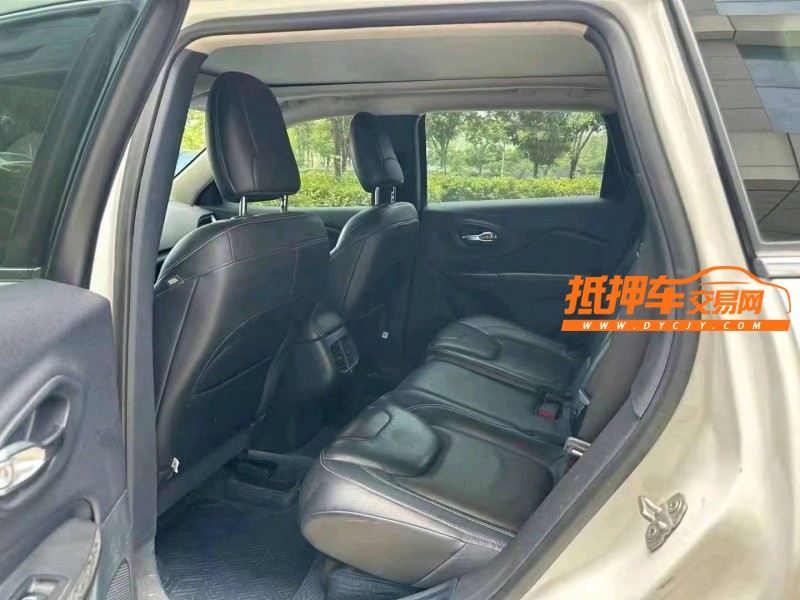 济宁17年Jeep自由光8