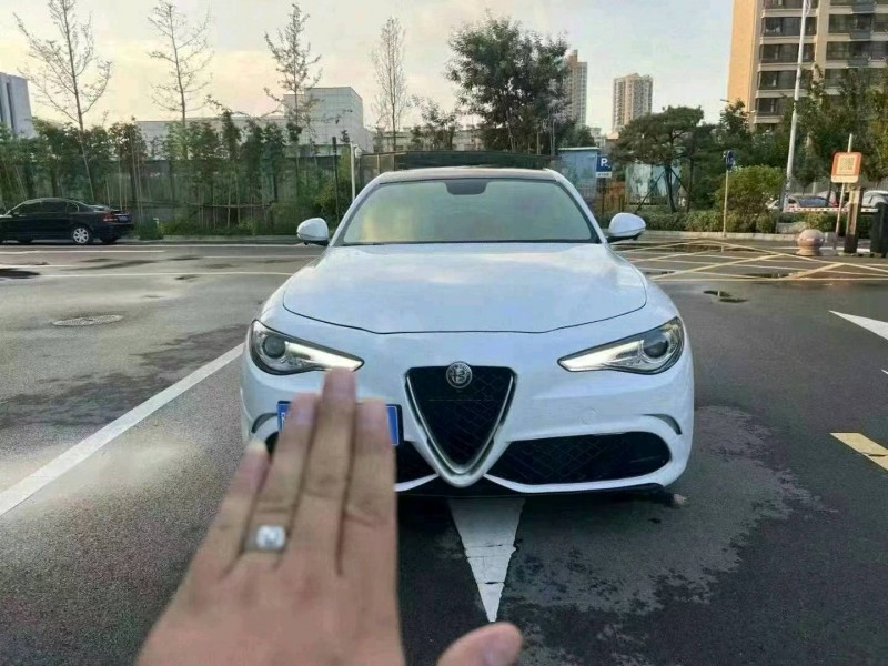 枣庄19年阿尔法·罗密欧Giulia1