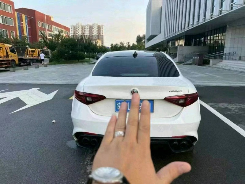枣庄19年阿尔法·罗密欧Giulia4