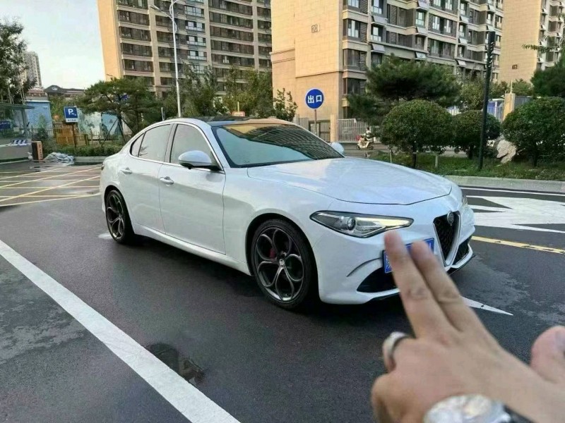 枣庄19年阿尔法·罗密欧Giulia5