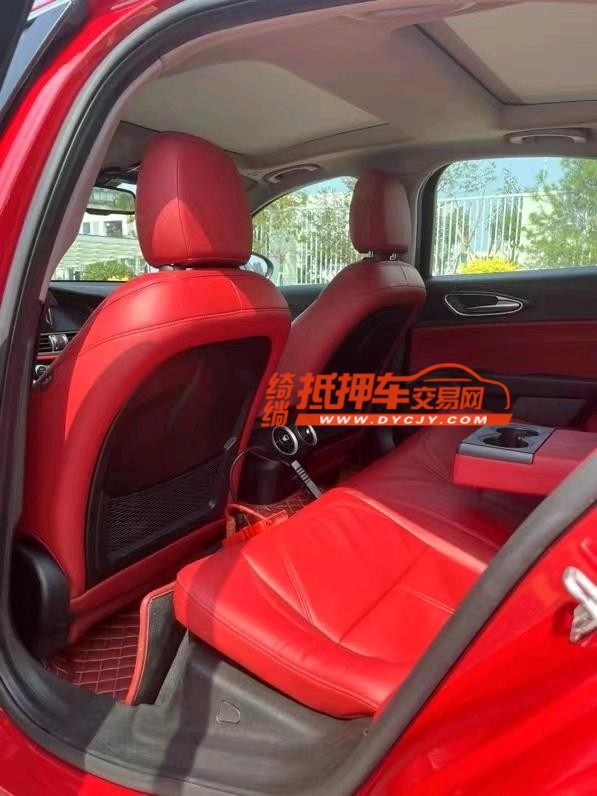 济宁17年阿尔法·罗密欧Giulia4