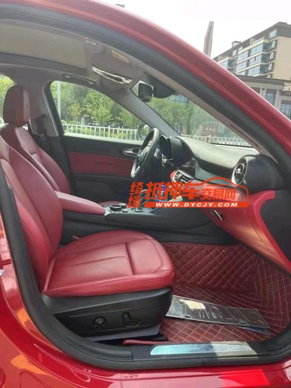 济宁17年阿尔法·罗密欧Giulia5