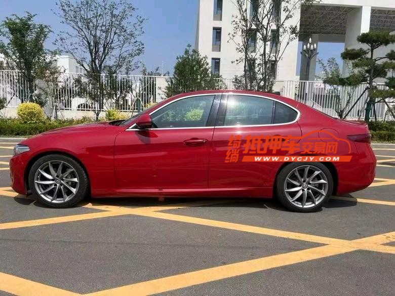 济宁17年阿尔法·罗密欧Giulia6