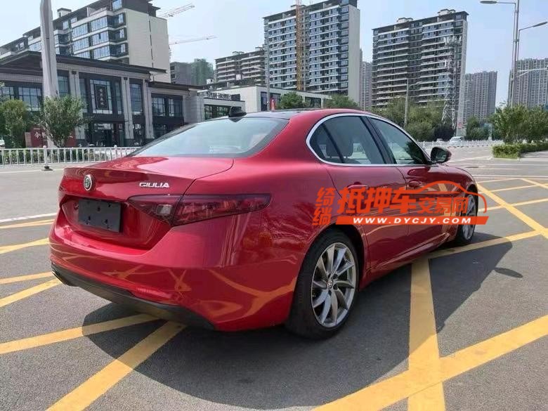 济宁17年阿尔法·罗密欧Giulia8