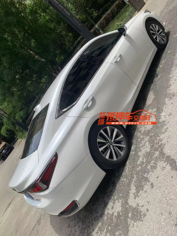 成都20年雷克萨斯ES8