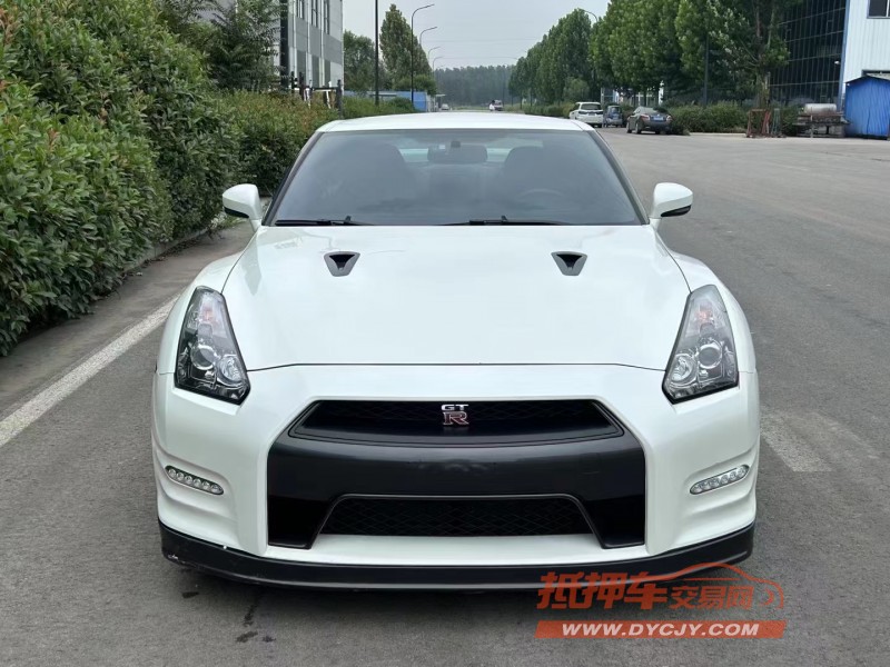 济宁14年日产GT-R1