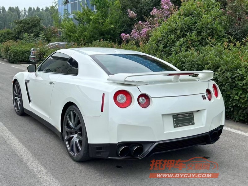 济宁14年日产GT-R4