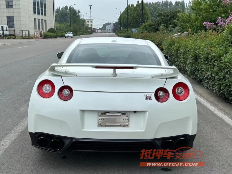 济宁14年日产GT-R9
