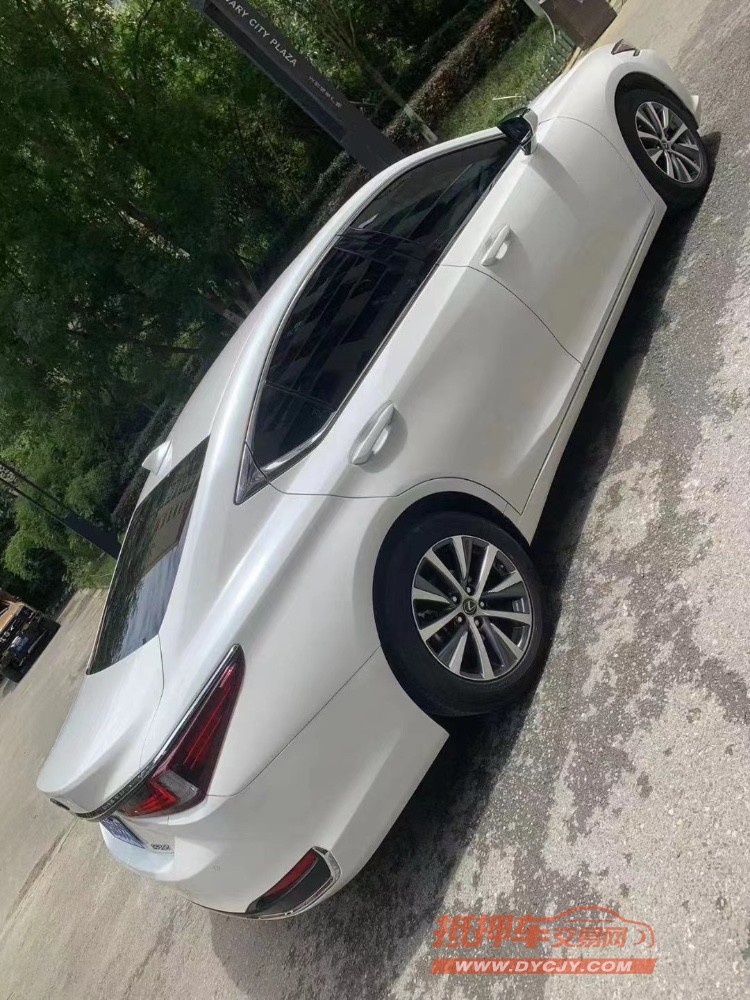 成都20年雷克萨斯ES8