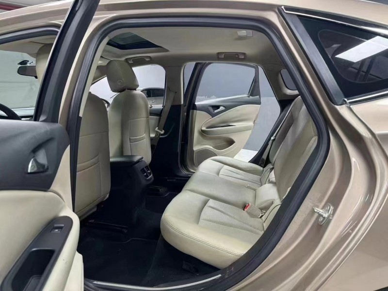 成都18年别克威朗5