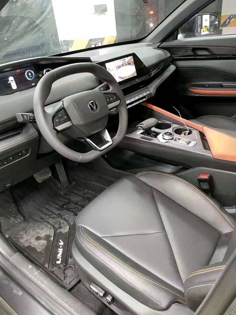 成都23年长安汽车UNI-V6