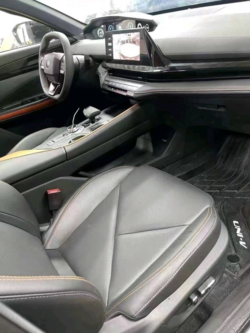 成都23年长安汽车UNI-V8