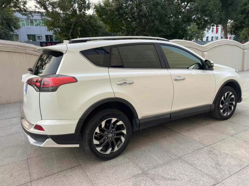 保定17年丰田RAV47