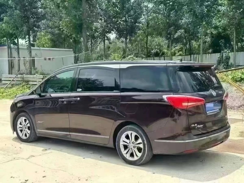 济宁17年别克GL84