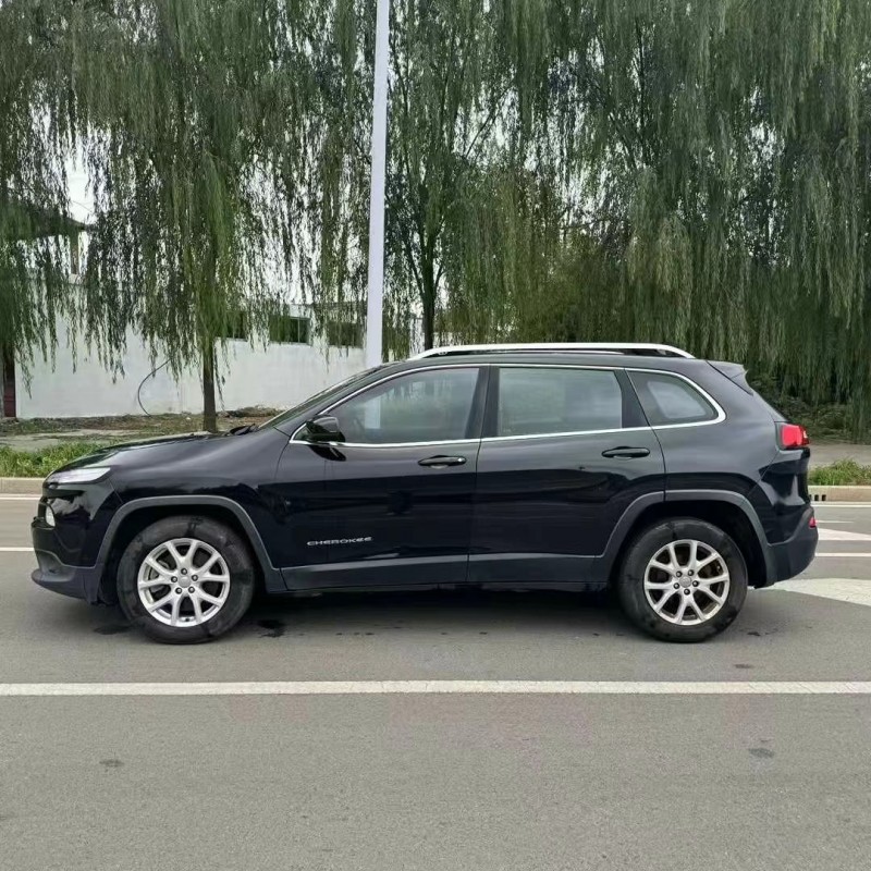 枣庄17年Jeep自由光2