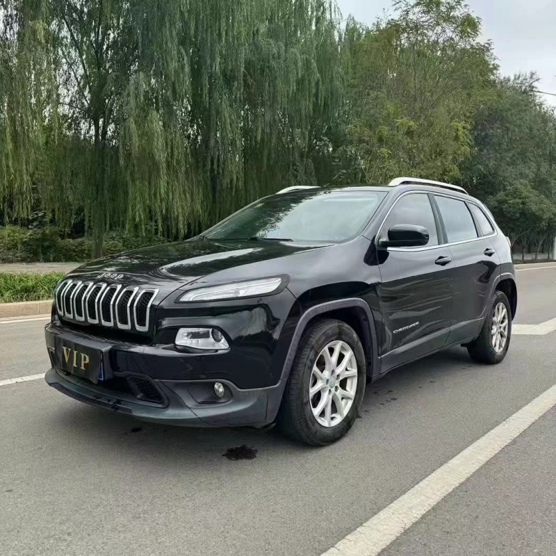 枣庄17年Jeep自由光3