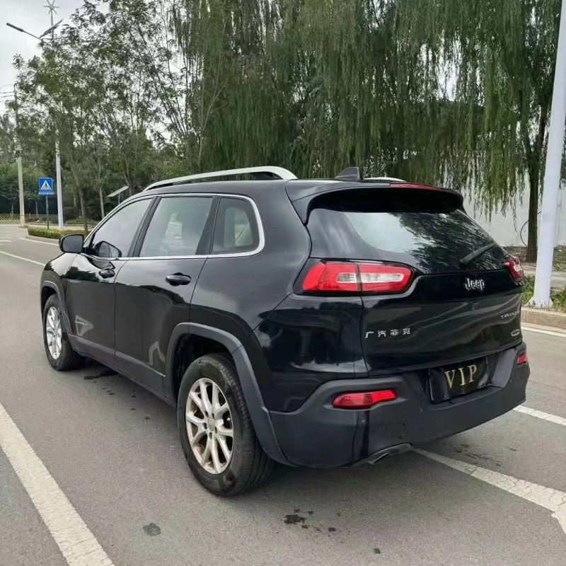 枣庄17年Jeep自由光5