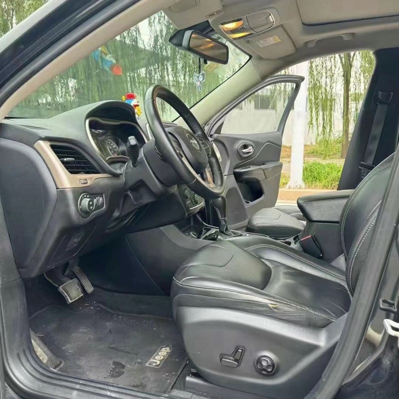 枣庄17年Jeep自由光7