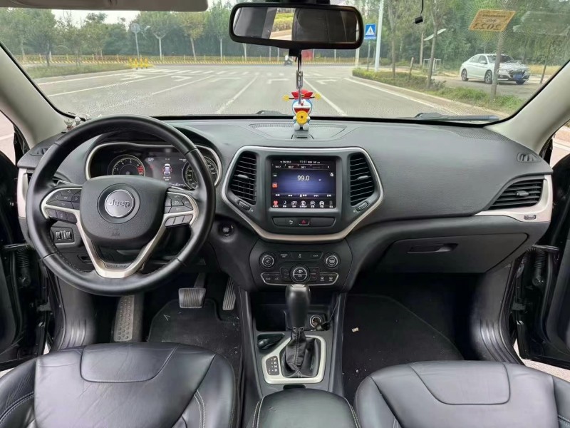 枣庄17年Jeep自由光8