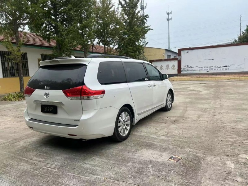 济南12年丰田塞纳4