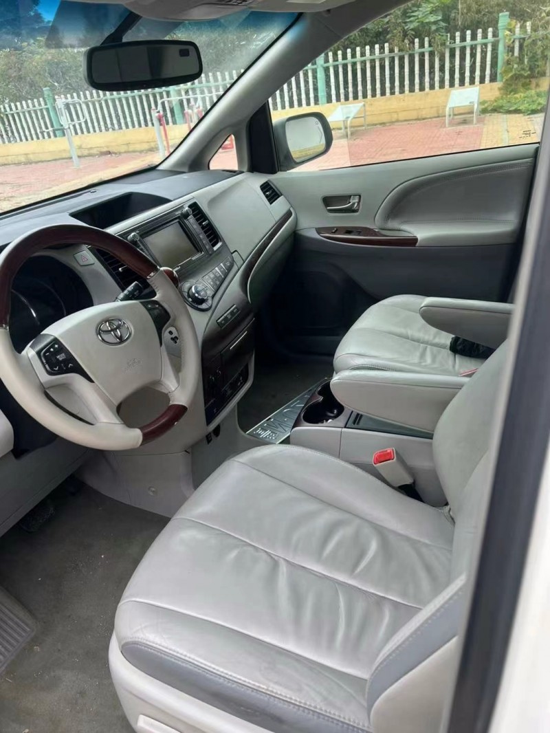 济南12年丰田塞纳5