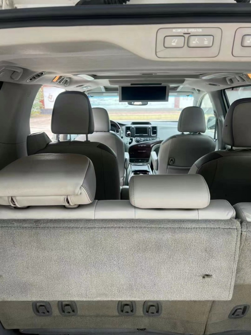 济南12年丰田塞纳8