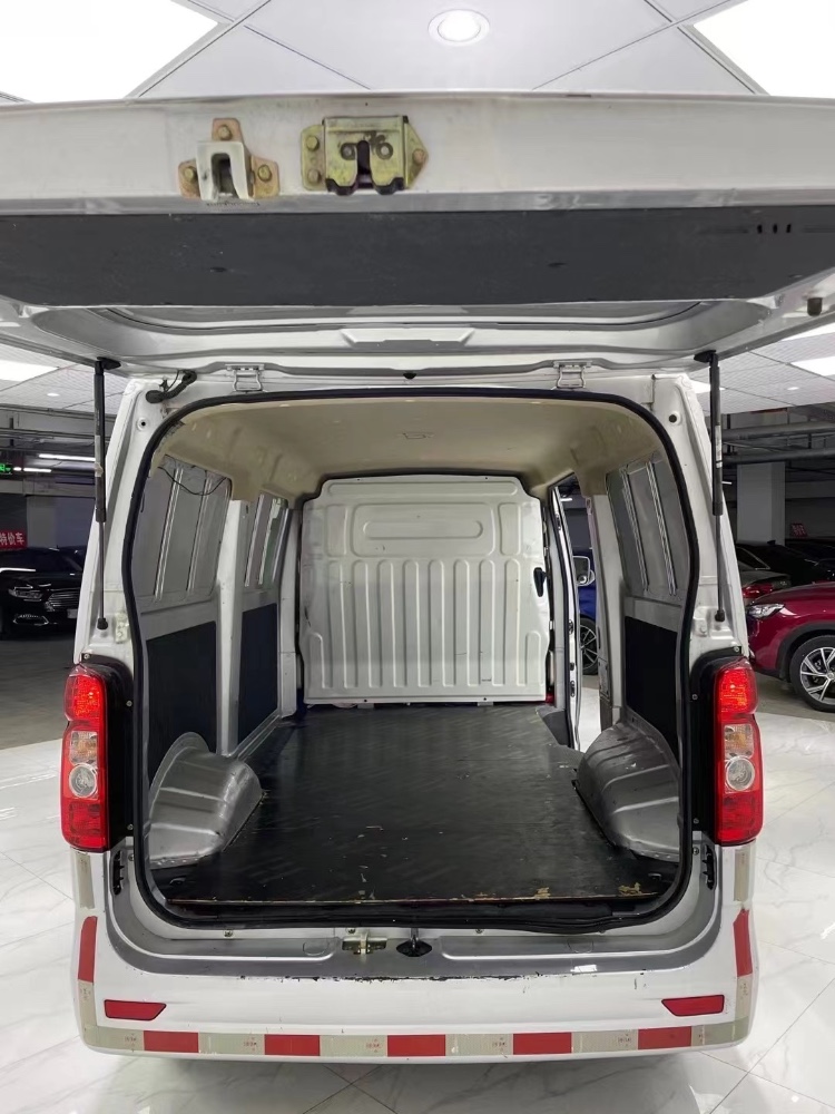 成都21年长安汽车睿行5