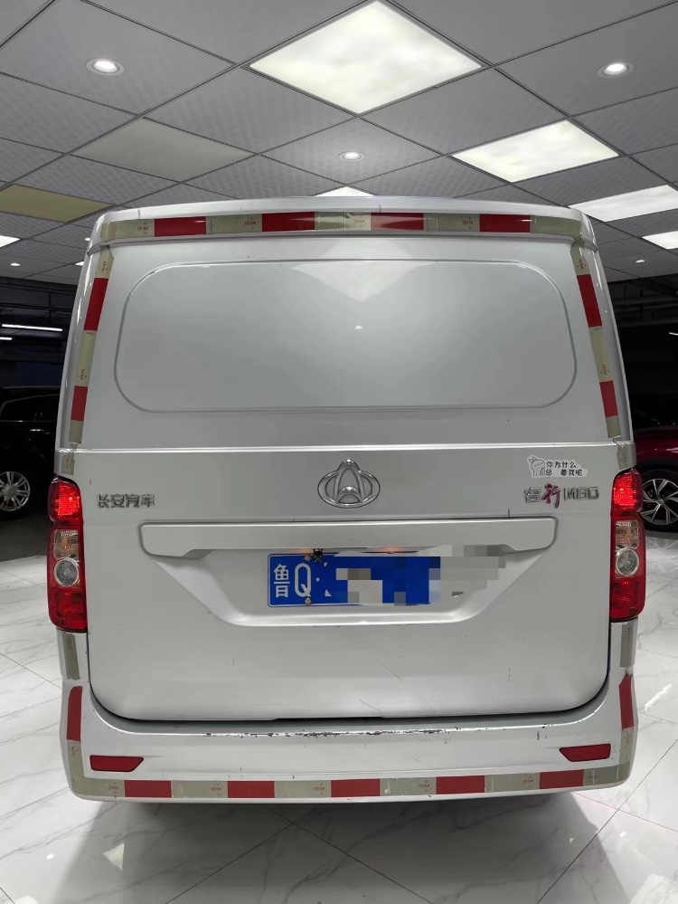 成都21年长安汽车睿行8