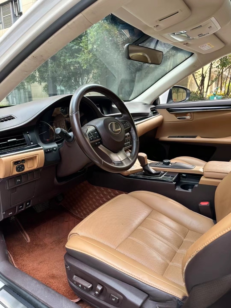 成都17年雷克萨斯ES4