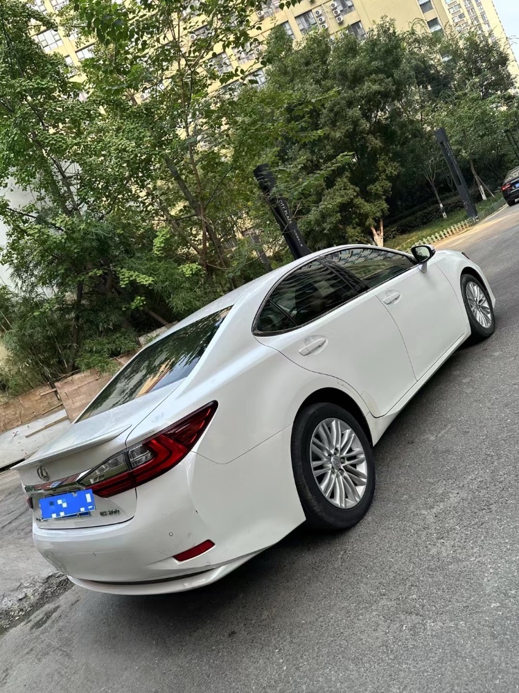 成都17年雷克萨斯ES8