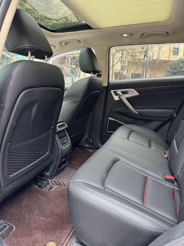 成都18年吉利博越7