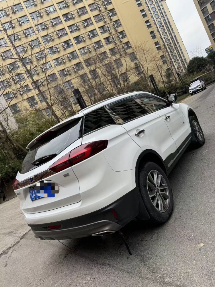 成都18年吉利博越8