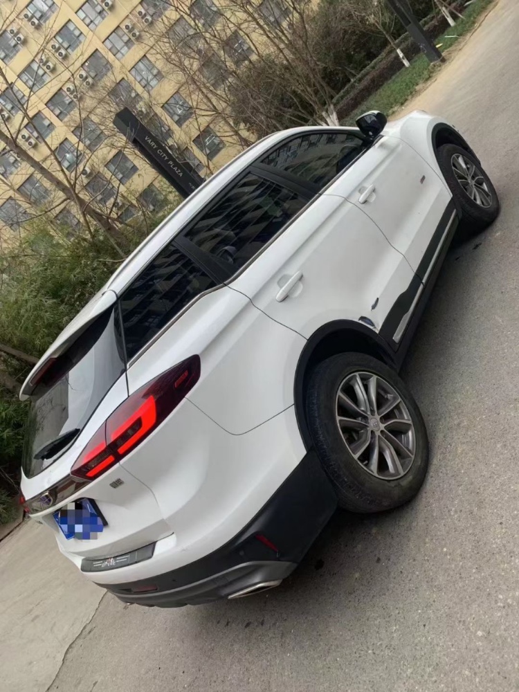 成都20年吉利博越8