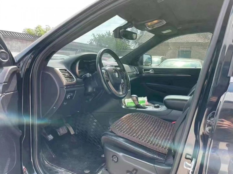 菏泽17年Jeep大切诺基8