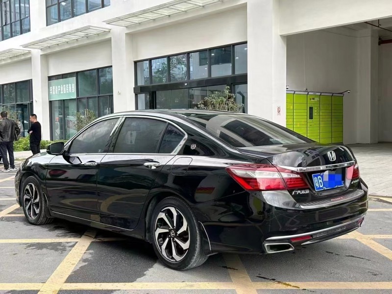 深圳17年本田雅阁8