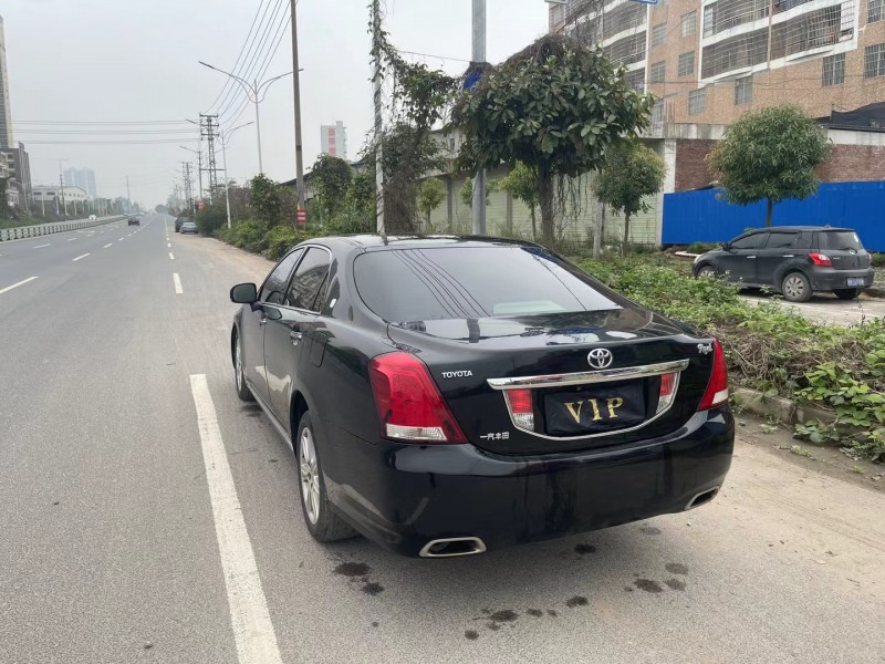 玉林13年豐田皇冠8