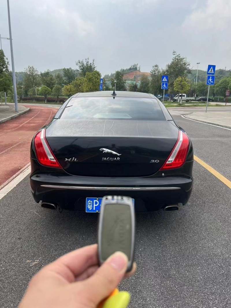 賀州13年捷豹XJL8