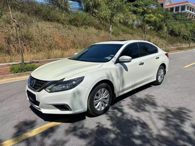 南寧18年日產天籟2