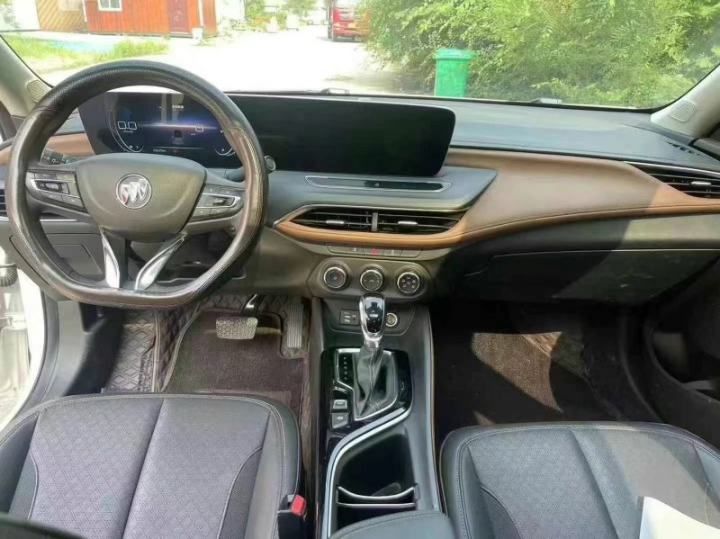 济宁22年别克威朗6