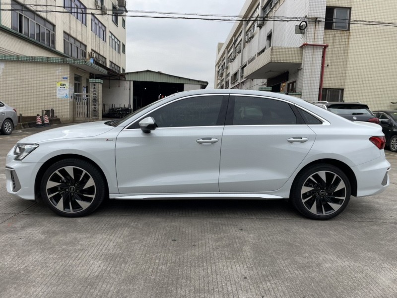 中山22年奥迪A33