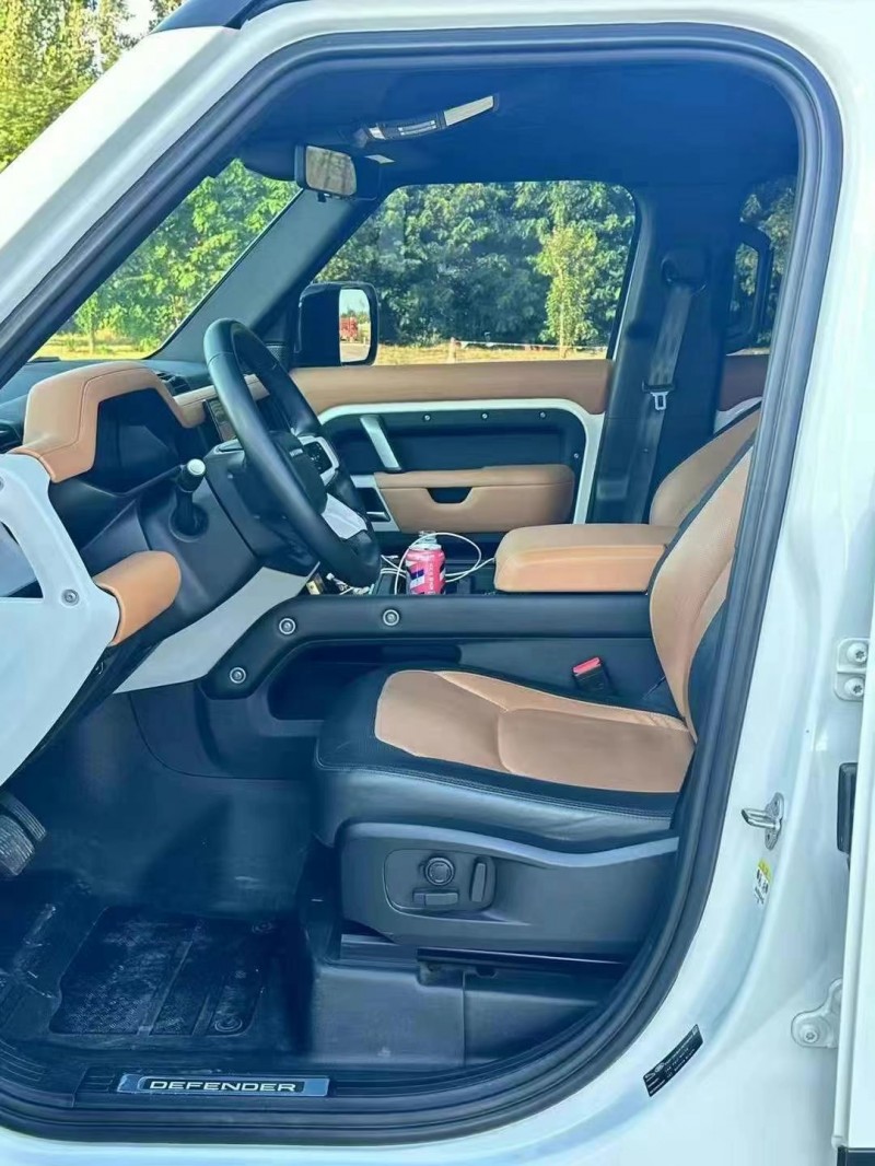 保定23年路虎卫士9