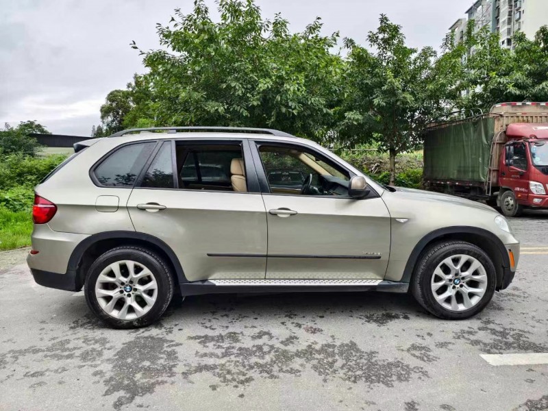 成都12年宝马X58