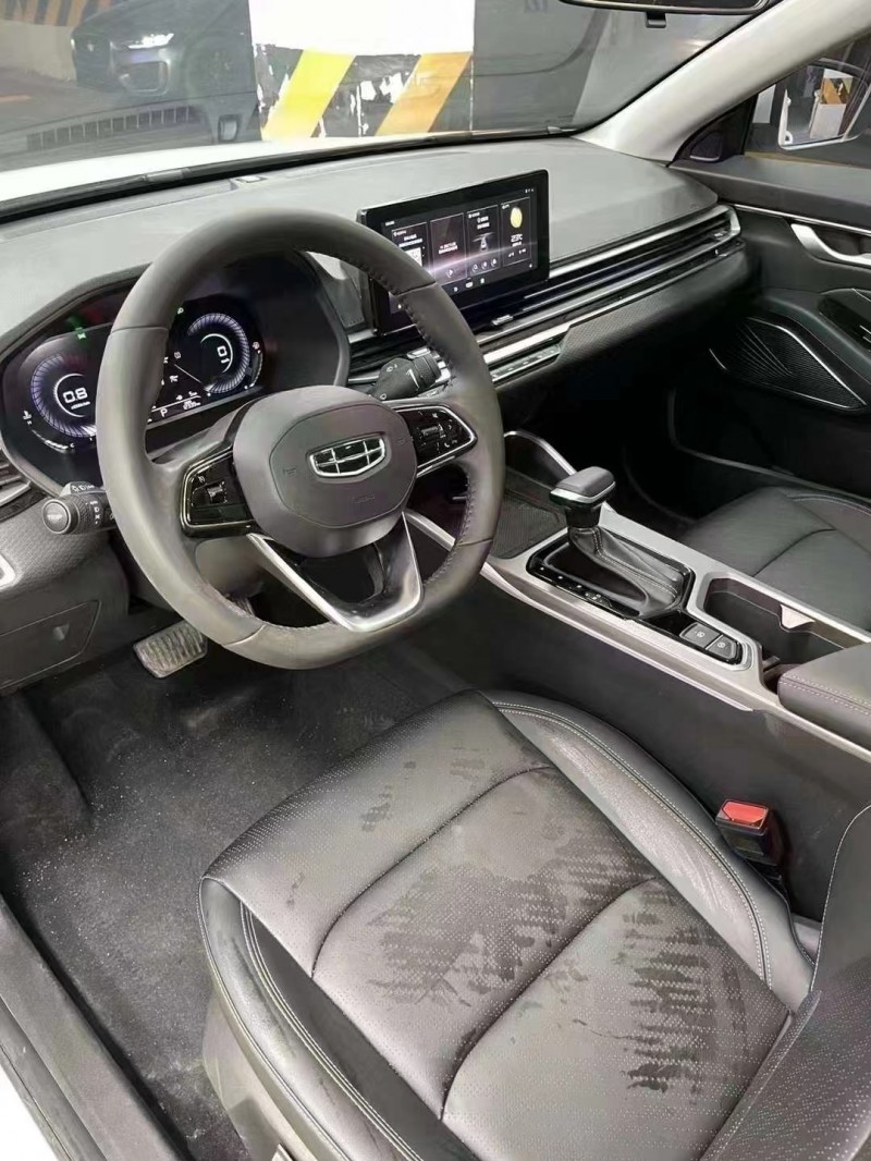 成都22年吉利帝豪5