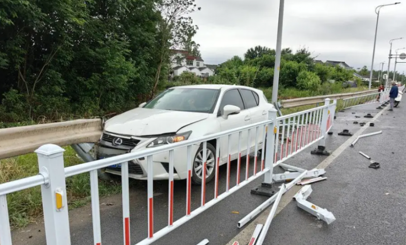 抵押車撞護欄怎么處理 抵押車撞壞車怎么賠償
