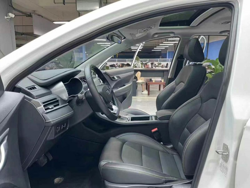 成都22年吉利帝豪4